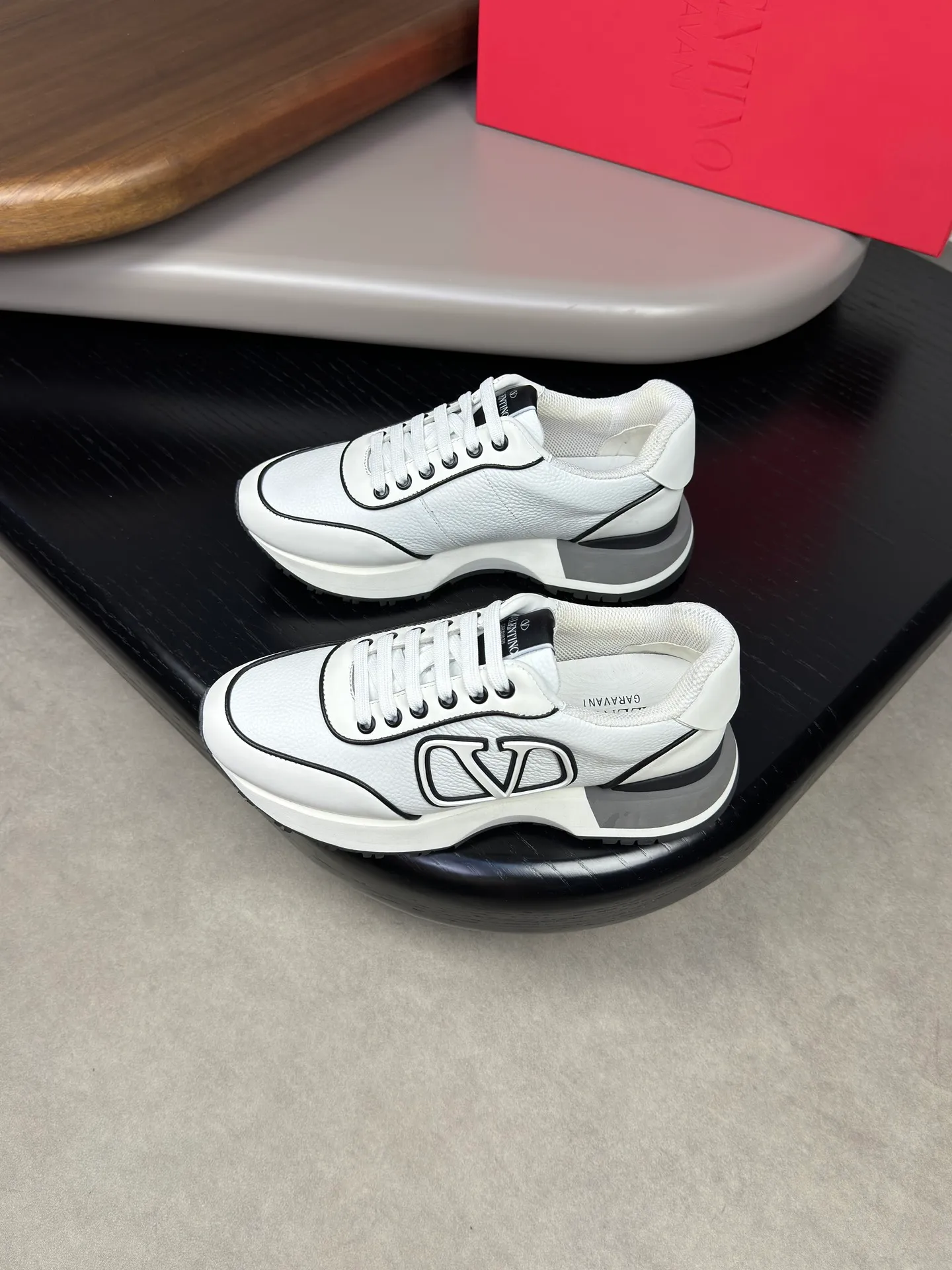 [VALENTINO] Valentino men's shoes 💰500💰 - High-end quality original order - Upper: 🔝 Nappa calf leather, tumbled calf leather, sewn brand plastic totem - Lining: brand mesh canvas, foot pad; water-dyed cow leather - Outsole: multi-color wear-resistant velvet·rubber; combined molded outsole -Super high quality control·Fine workmanship: highlighted (high-end·luxury·grade) -Size :38-44 (45 can be customized)·3300